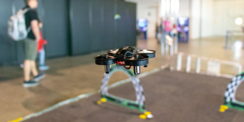 Voler avec un mini drone en intérieur pour apprendre sans vent